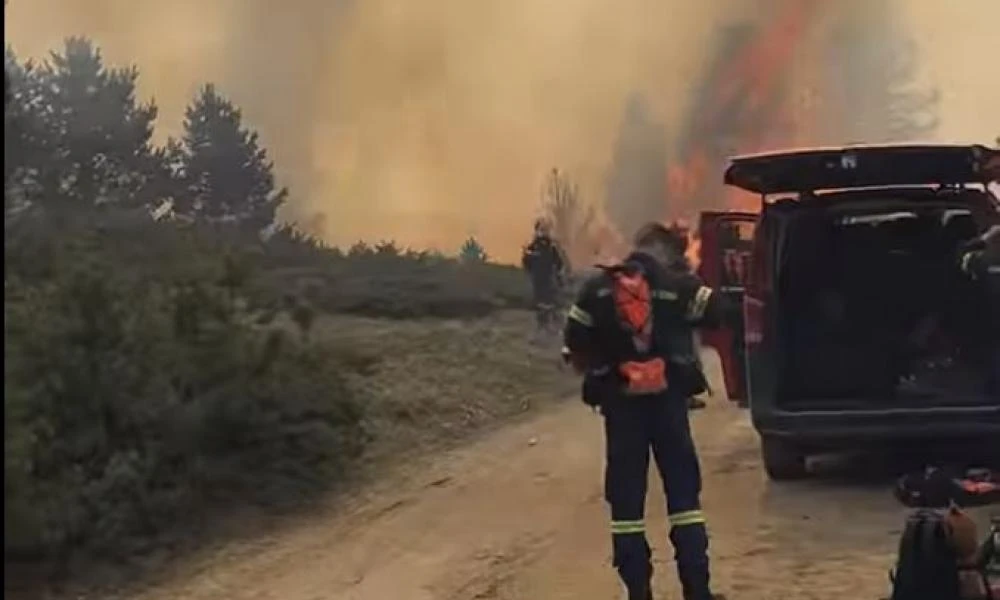 Μαίνεται για τρίτη συνεχόμενη ημέρα η μεγάλη πυρκαγιά στα Πιέρια Όρη